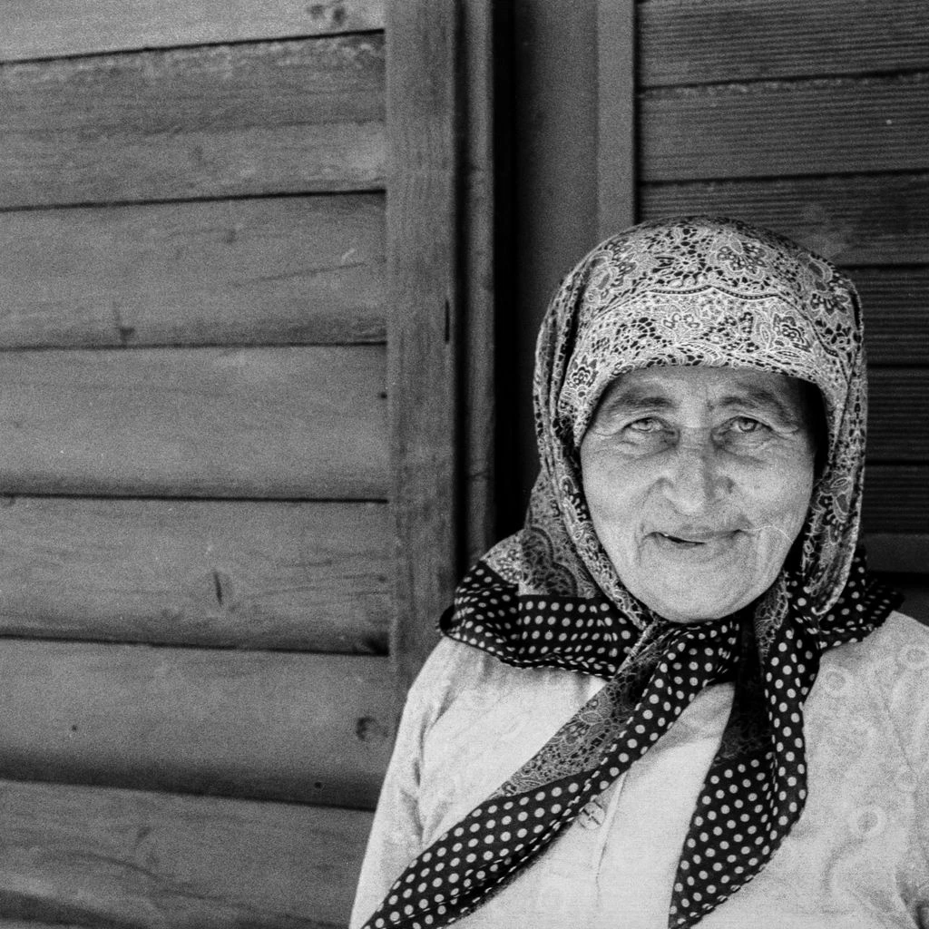 Hakkari saha muhabiri, karlı dağ önünde defter tutarken